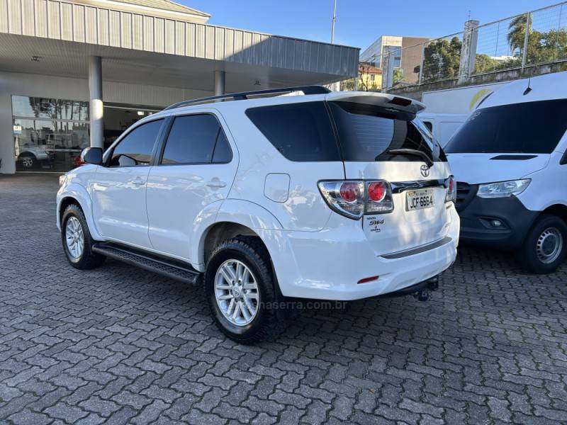 TOYOTA - HILUX SW4 - 2014/2015 - Branca - R$ 158.000,00