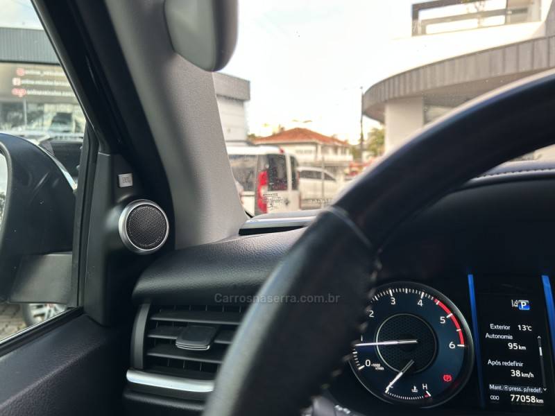 TOYOTA - HILUX SW4 - 2022/2022 - Preta - R$ 315.000,00