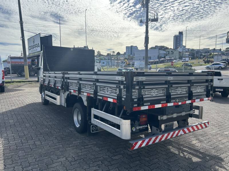 FORD - CARGO 816 - 2015/2015 - Prata - R$ 215.000,00