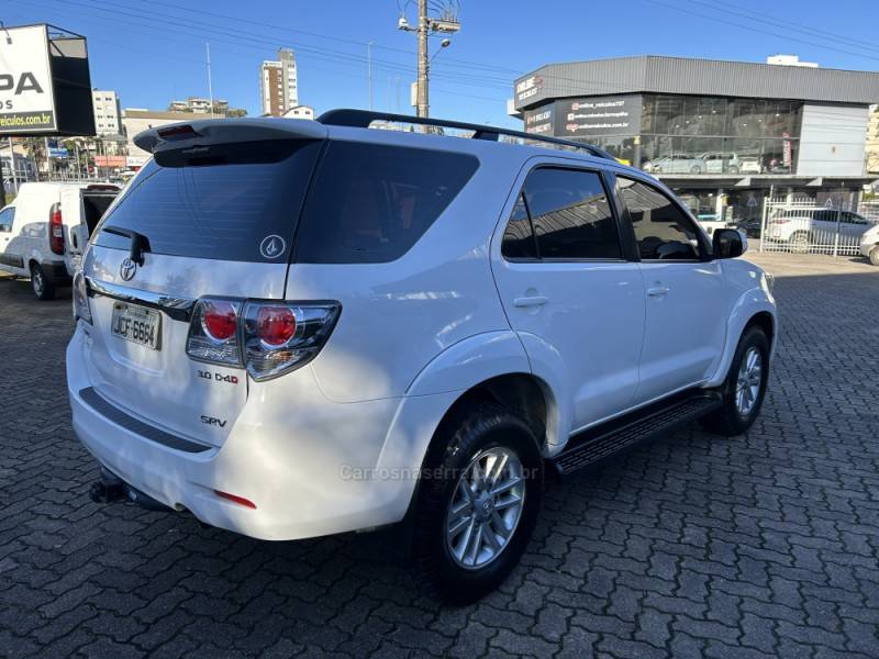 TOYOTA - HILUX SW4 - 2014/2015 - Branca - R$ 158.000,00
