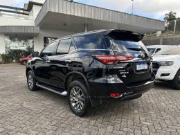 TOYOTA - HILUX SW4 - 2022/2022 - Preta - R$ 315.000,00
