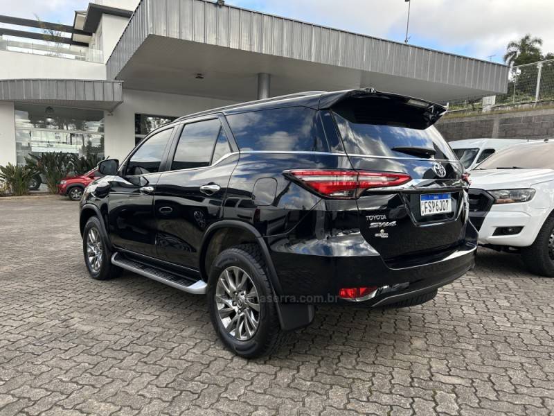 TOYOTA - HILUX SW4 - 2022/2022 - Preta - R$ 315.000,00
