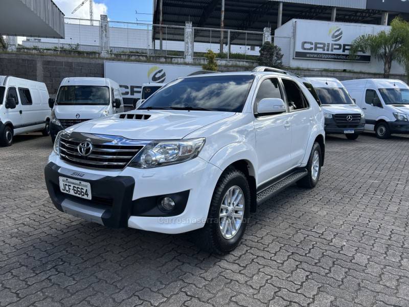 TOYOTA - HILUX SW4 - 2014/2015 - Branca - R$ 165.000,00