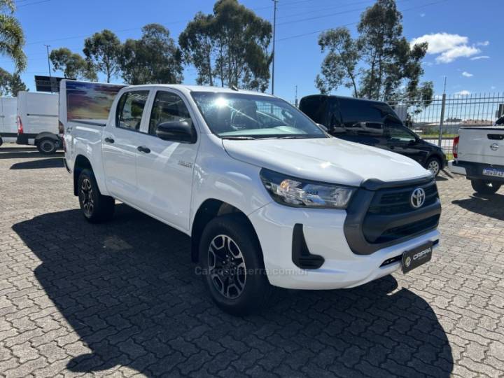 TOYOTA - HILUX - 2022/2022 - Branca - R$ 175.000,00