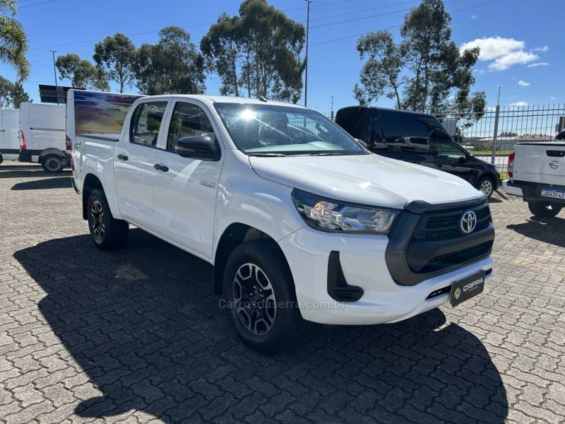 TOYOTA - HILUX - 2022/2022 - Branca - R$ 175.000,00