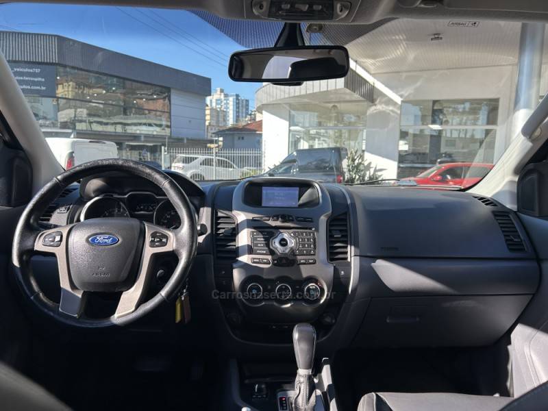 FORD - RANGER - 2013/2014 - Prata - R$ 112.000,00