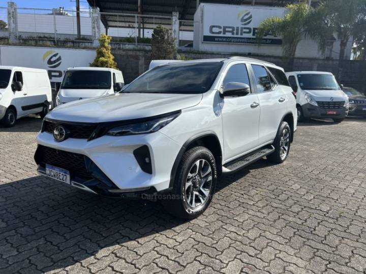 TOYOTA - HILUX SW4 - 2024/2024 - Branca - R$ 373.000,00