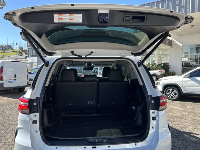 TOYOTA - HILUX SW4 - 2024/2024 - Branca - R$ 385.000,00
