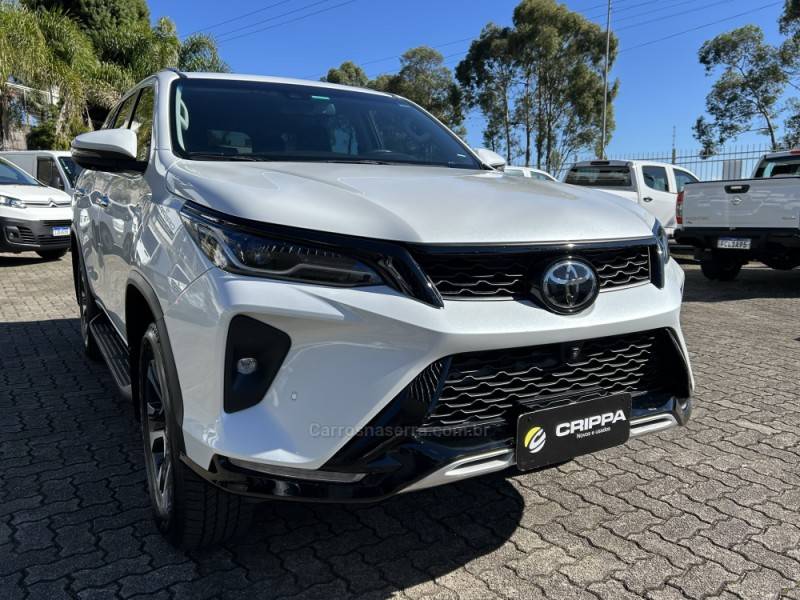 TOYOTA - HILUX SW4 - 2024/2024 - Branca - R$ 385.000,00