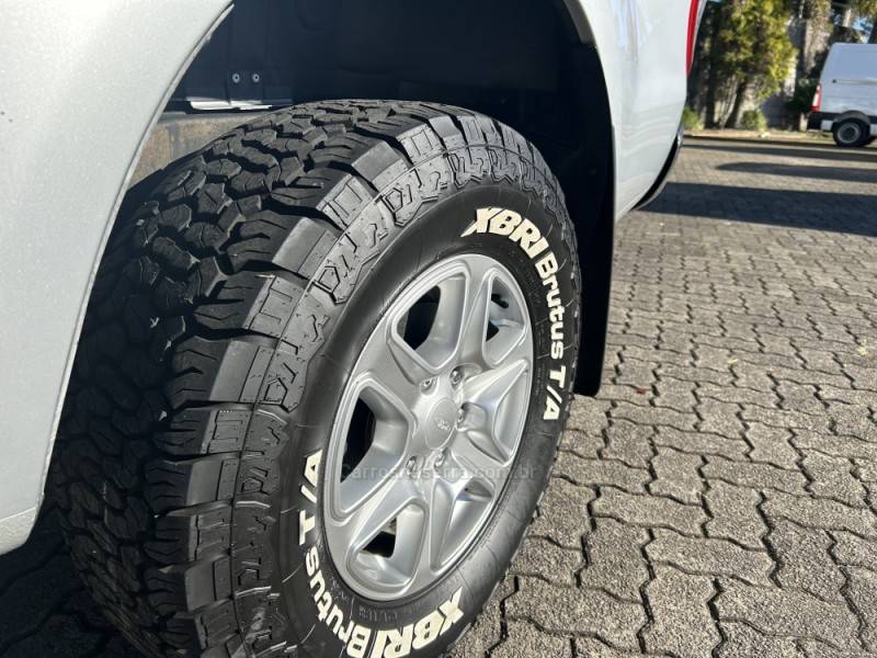 FORD - RANGER - 2013/2014 - Prata - R$ 112.000,00