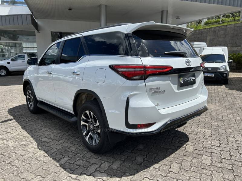 TOYOTA - HILUX SW4 - 2024/2024 - Branca - R$ 365.000,00