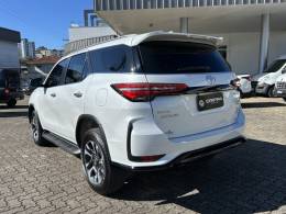 TOYOTA - HILUX SW4 - 2024/2024 - Branca - R$ 385.000,00