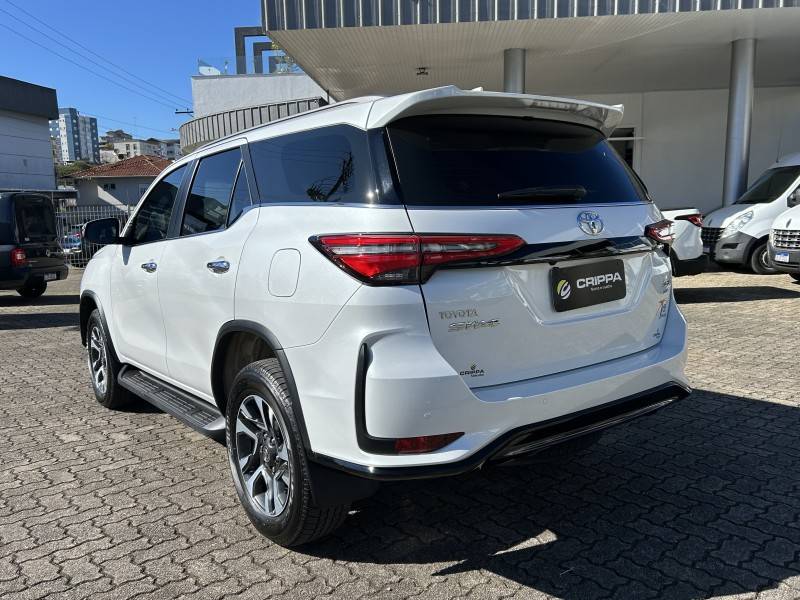TOYOTA - HILUX SW4 - 2024/2024 - Branca - R$ 385.000,00