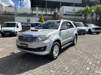 TOYOTA - HILUX SW4 - 2012/2013 - Prata - R$ 139.000,00