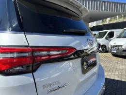 TOYOTA - HILUX SW4 - 2024/2024 - Branca - R$ 385.000,00