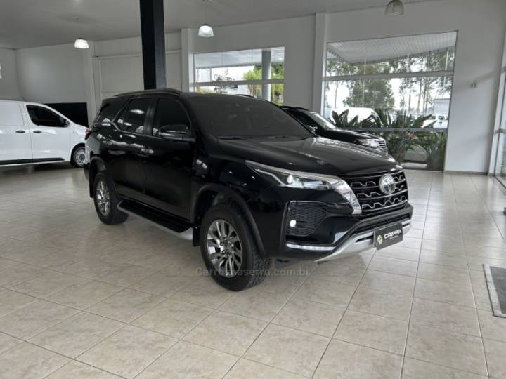 TOYOTA - HILUX SW4 - 2022/2022 - Preta - R$ 320.000,00