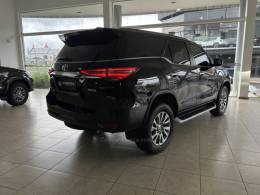 TOYOTA - HILUX SW4 - 2022/2022 - Preta - R$ 320.000,00
