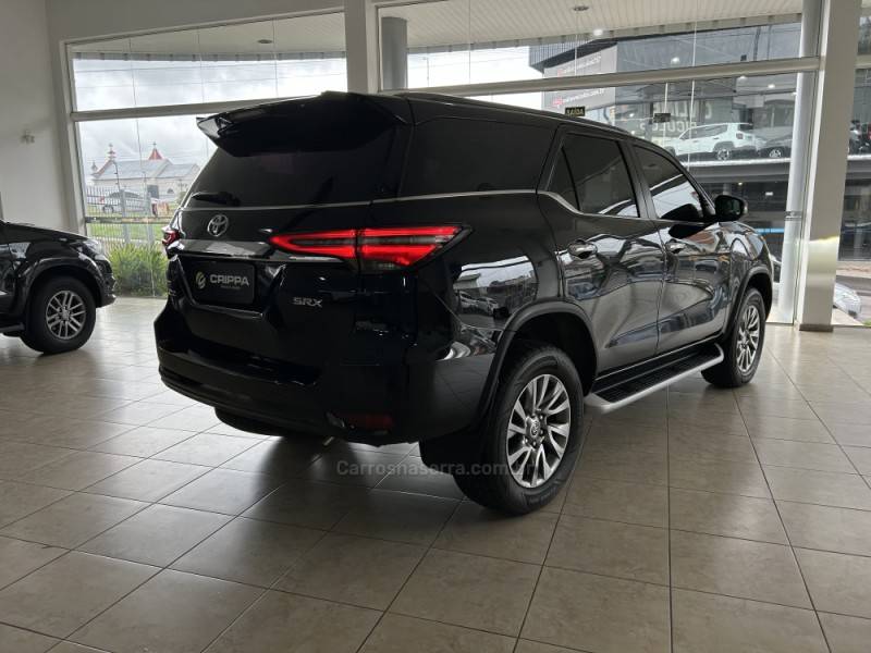 TOYOTA - HILUX SW4 - 2022/2022 - Preta - R$ 320.000,00