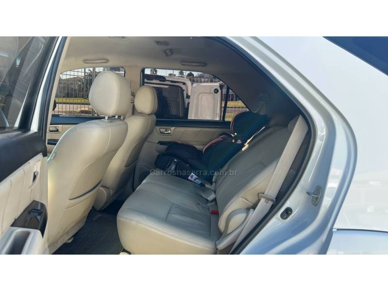 TOYOTA - HILUX SW4 - 2012/2013 - Prata - R$ 135.000,00