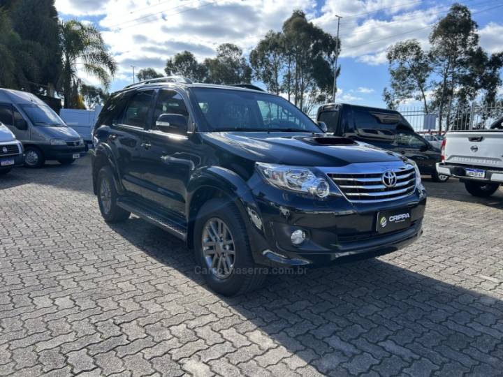 TOYOTA - HILUX SW4 - 2014/2014 - Preta - R$ 150.000,00