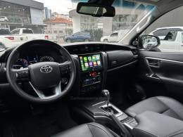 TOYOTA - HILUX SW4 - 2024/2024 - Branca - R$ 373.000,00