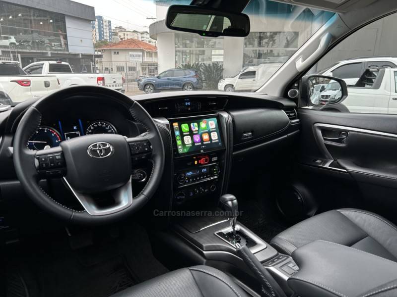 TOYOTA - HILUX SW4 - 2024/2024 - Branca - R$ 373.000,00