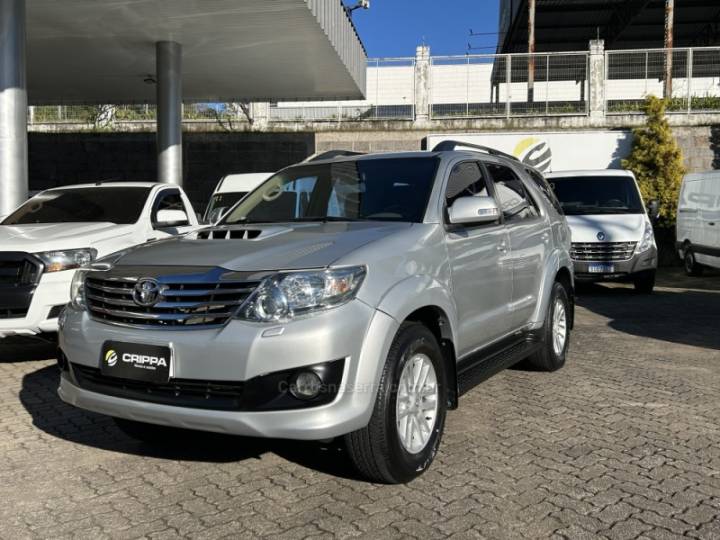 TOYOTA - HILUX SW4 - 2012/2013 - Prata - R$ 139.000,00
