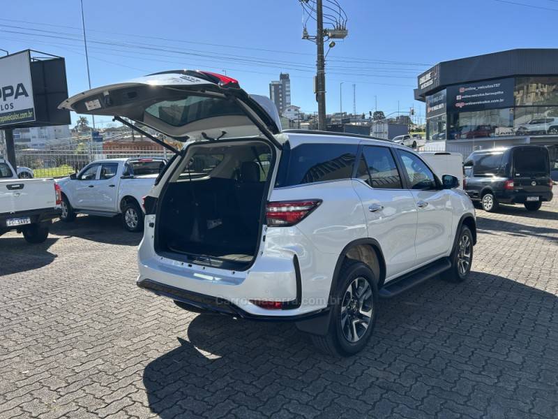 TOYOTA - HILUX SW4 - 2024/2024 - Branca - R$ 385.000,00