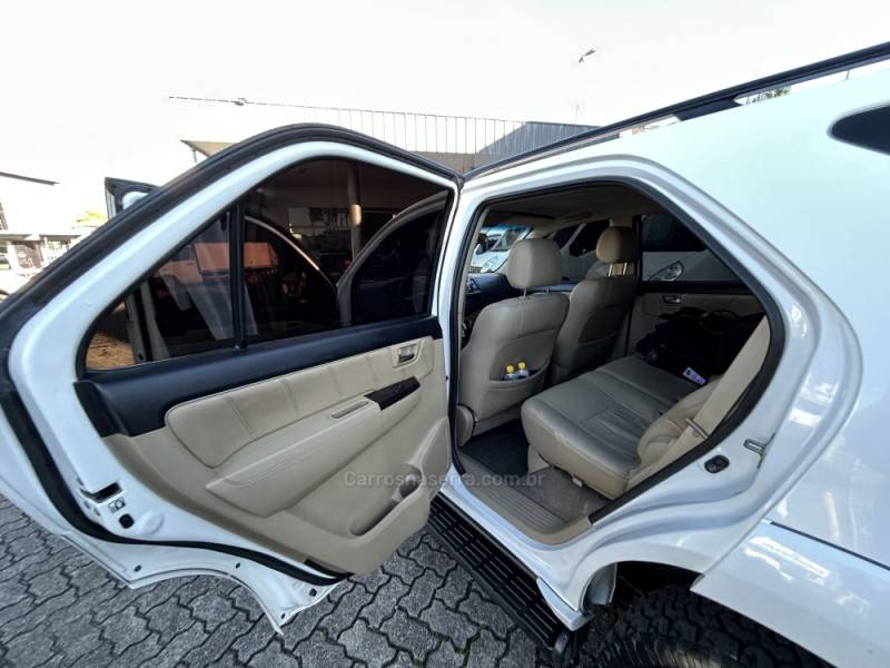TOYOTA - HILUX SW4 - 2014/2015 - Branca - R$ 158.000,00