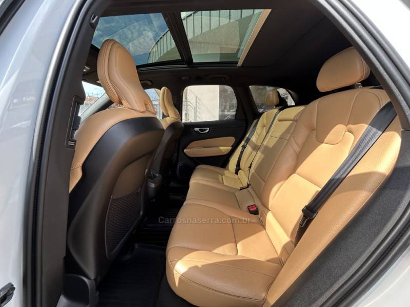 VOLVO - XC60 - 2018/2019 - Branca - R$ 155.000,00