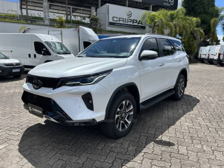 TOYOTA - HILUX SW4 - 2024/2024 - Branca - R$ 365.000,00