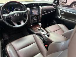 TOYOTA - HILUX SW4 - 2016/2017 - Preta - R$ 220.000,00