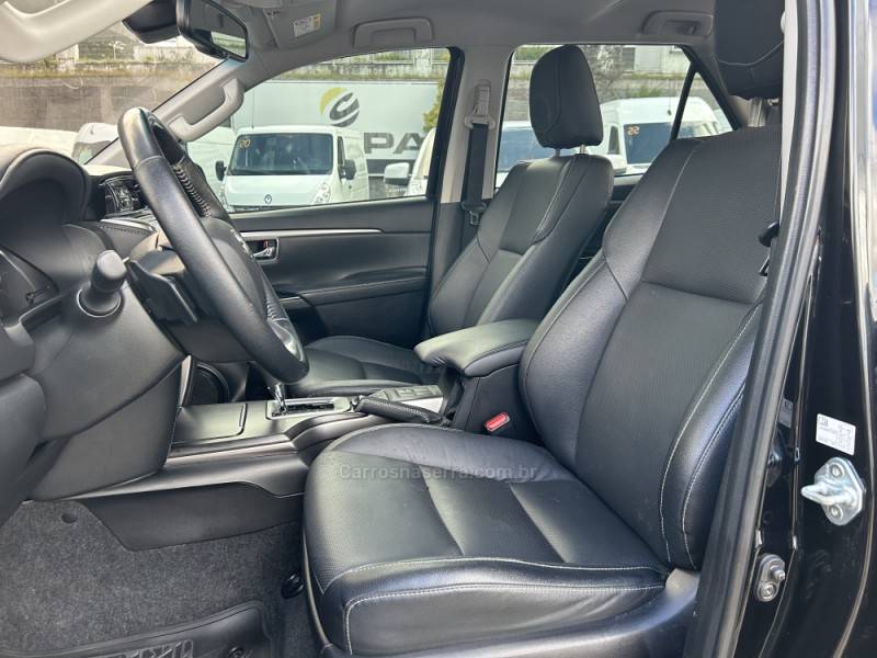 TOYOTA - HILUX SW4 - 2022/2022 - Preta - R$ 315.000,00