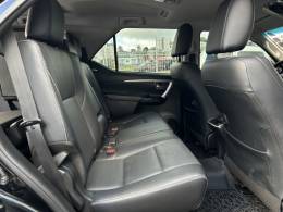 TOYOTA - HILUX SW4 - 2022/2022 - Preta - R$ 315.000,00