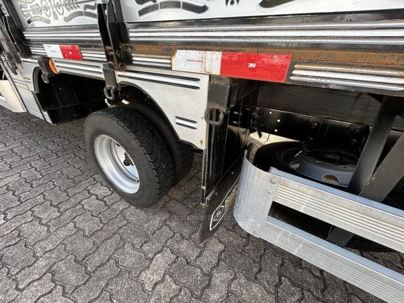 FORD - CARGO 816 - 2015/2015 - Prata - R$ 215.000,00