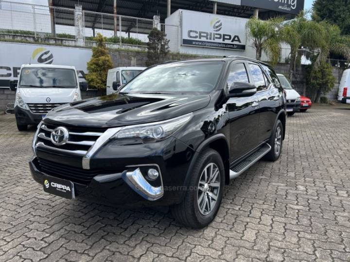 TOYOTA - HILUX SW4 - 2016/2017 - Preta - R$ 220.000,00