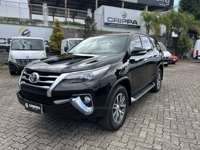 TOYOTA - HILUX SW4 - 2016/2017 - Preta - R$ 220.000,00