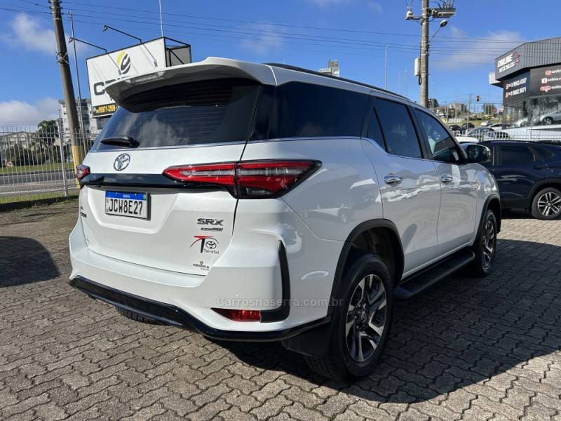 TOYOTA - HILUX SW4 - 2024/2024 - Branca - R$ 373.000,00