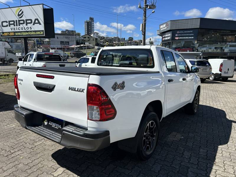 TOYOTA - HILUX - 2022/2022 - Branca - R$ 175.000,00