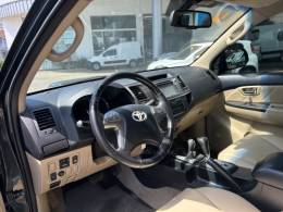 TOYOTA - HILUX SW4 - 2013/2014 - Preta - R$ 148.000,00