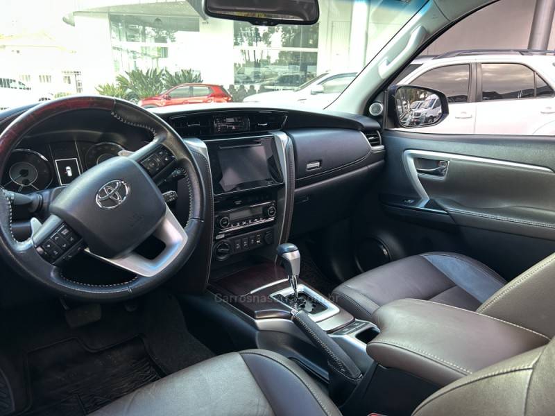 TOYOTA - HILUX SW4 - 2017/2017 - Preta - R$ 220.000,00