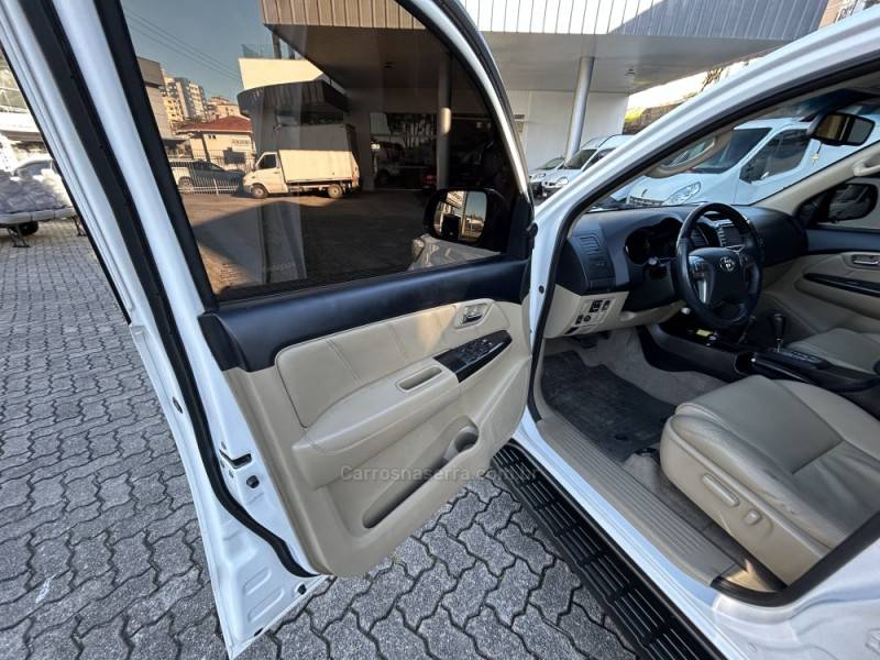 TOYOTA - HILUX SW4 - 2014/2015 - Branca - R$ 158.000,00