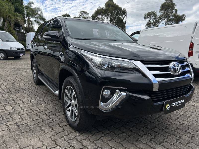 TOYOTA - HILUX SW4 - 2016/2017 - Preta - R$ 220.000,00