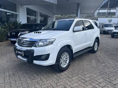 TOYOTA - HILUX SW4 - 2014/2015 - Branca - R$ 165.000,00