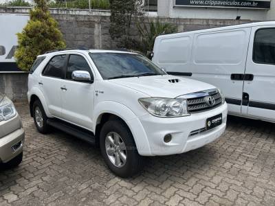 TOYOTA - HILUX SW4 - 2009/2010 - Branca - R$ 117.000,00