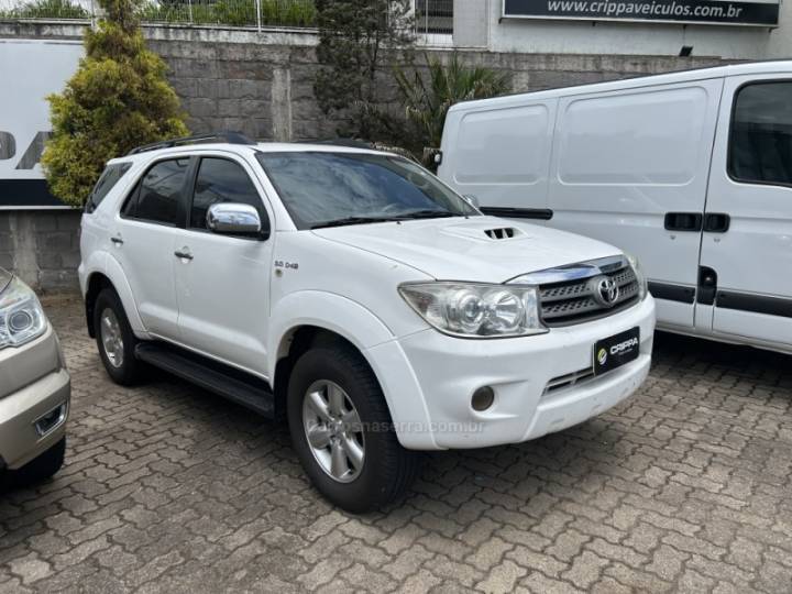 TOYOTA - HILUX SW4 - 2009/2010 - Branca - R$ 117.000,00
