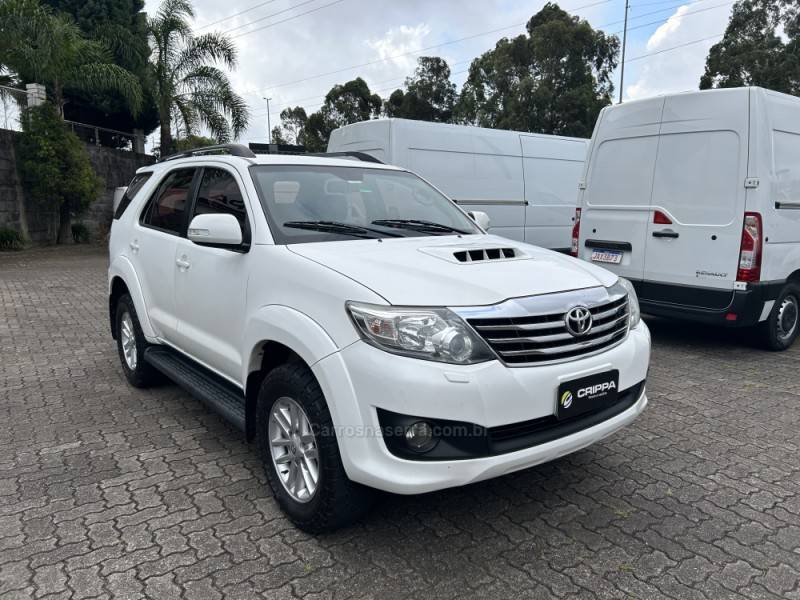 TOYOTA - HILUX SW4 - 2015/2015 - Branca - R$ 155.000,00