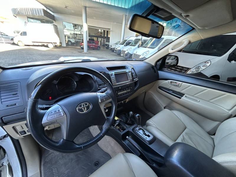 TOYOTA - HILUX SW4 - 2014/2015 - Branca - R$ 158.000,00