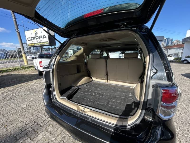 TOYOTA - HILUX SW4 - 2014/2014 - Preta - R$ 150.000,00