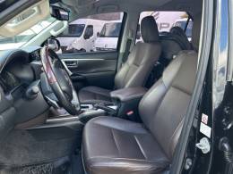 TOYOTA - HILUX SW4 - 2017/2017 - Preta - R$ 220.000,00